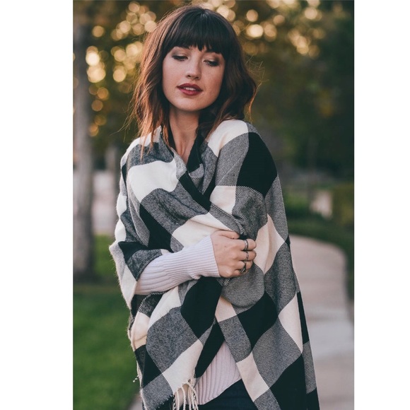 Plaid Ruana Poncho Blanket Wrap Black White Tassel - Picture 5 of 6